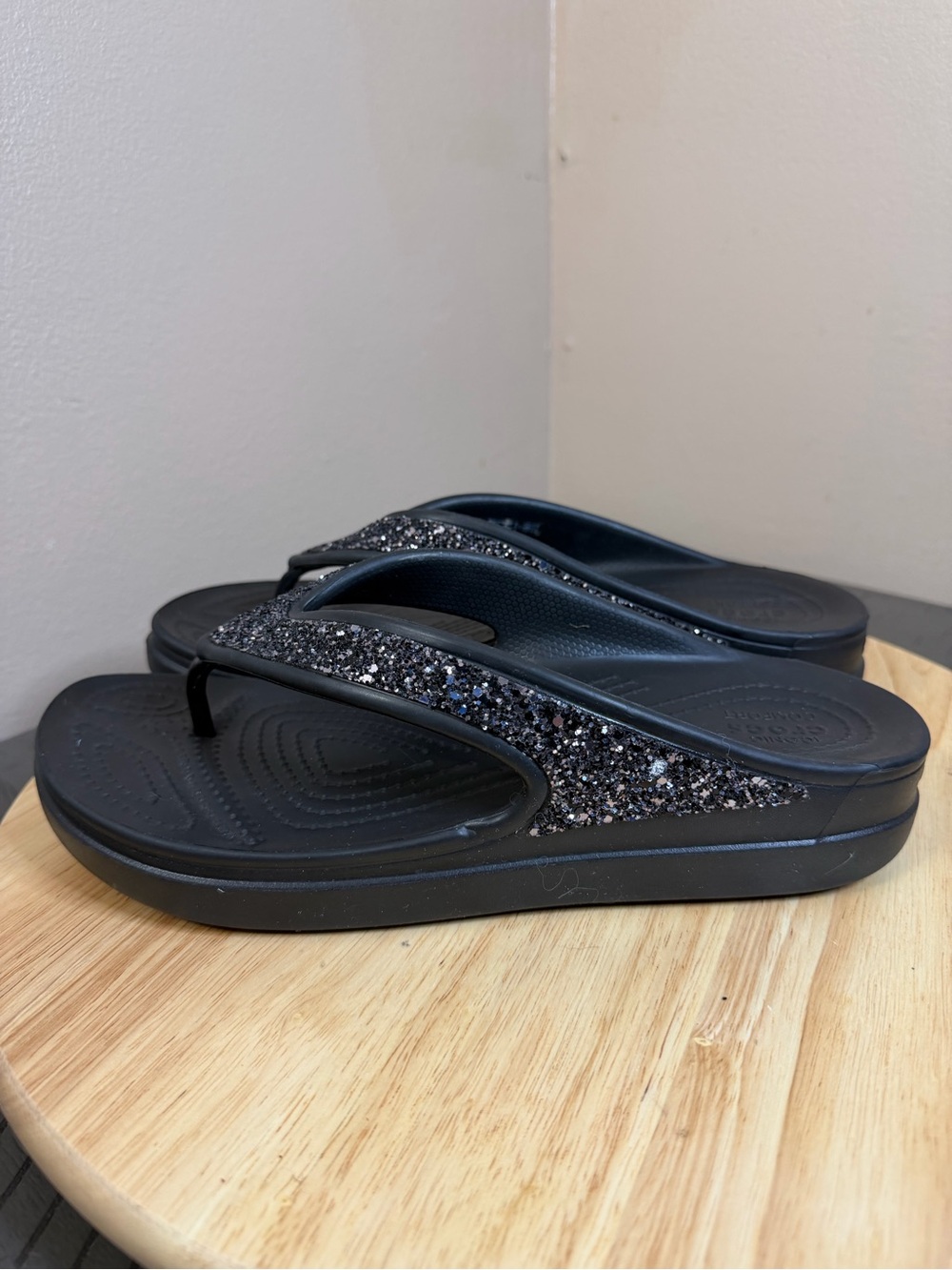 Crocs women’s Sloane Glitter Sandals - Picture 4 of 10